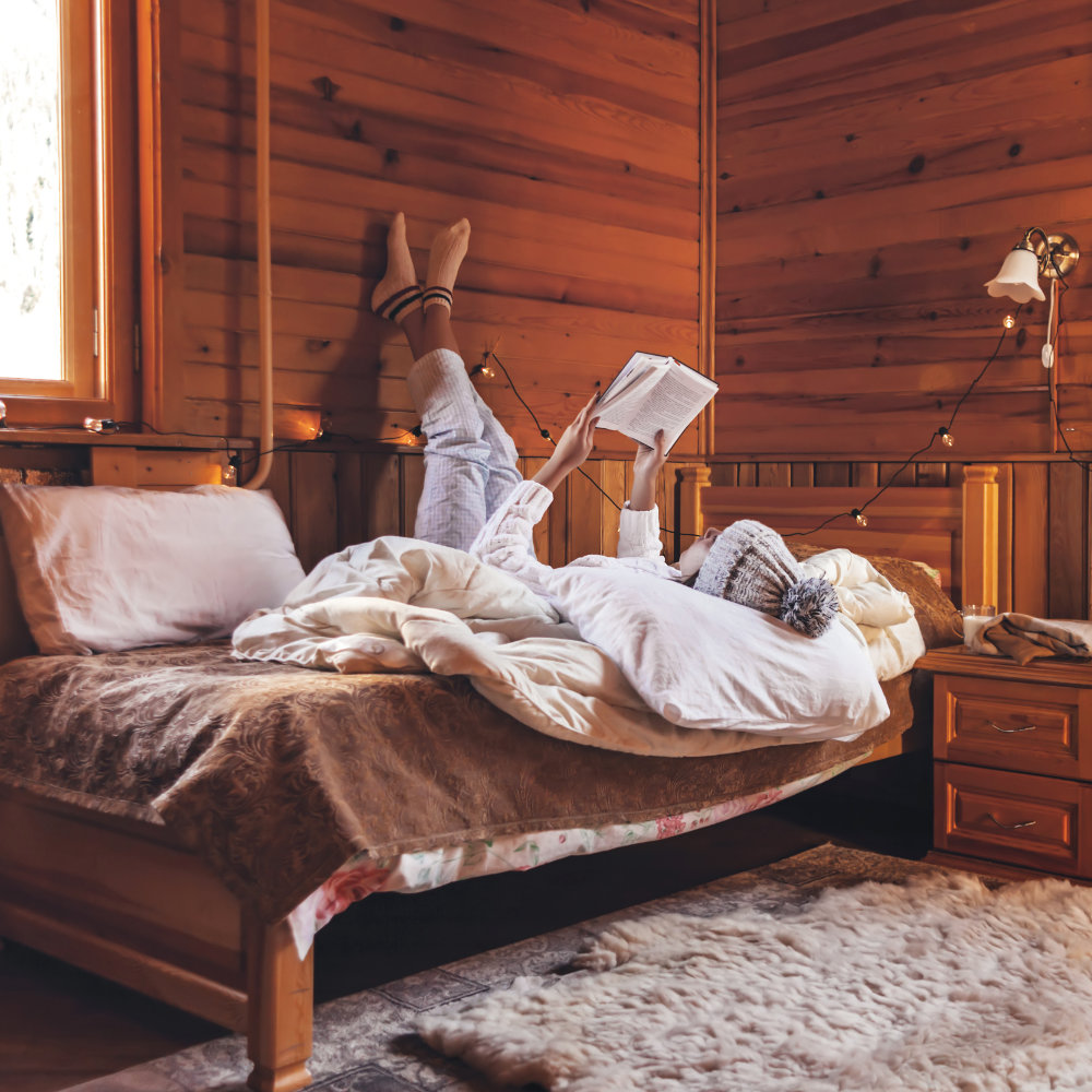 Lodge - Reading the book